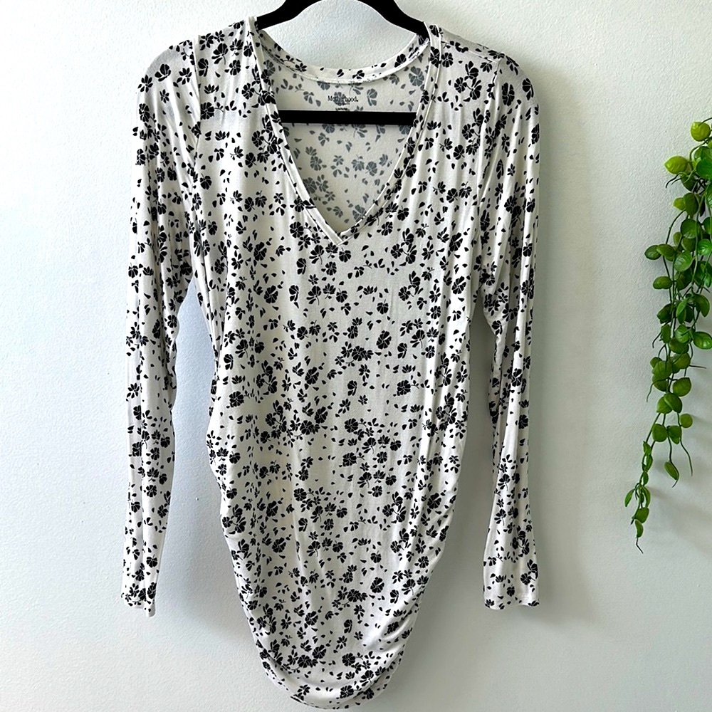 Motherhood Maternity Black and White Ruched top Size M